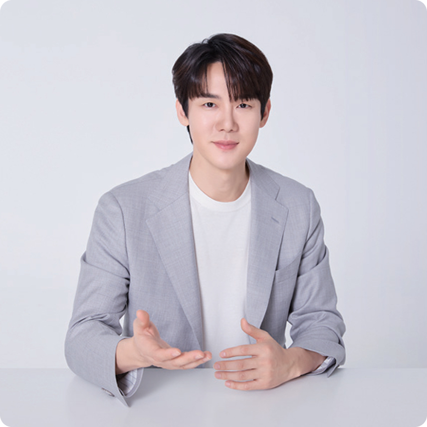 '더 쉽게.' 문구와 함께 모델 유연석이 평상복 차림으로 손을 내밀며 편안하게 대화를 유도하는 모습