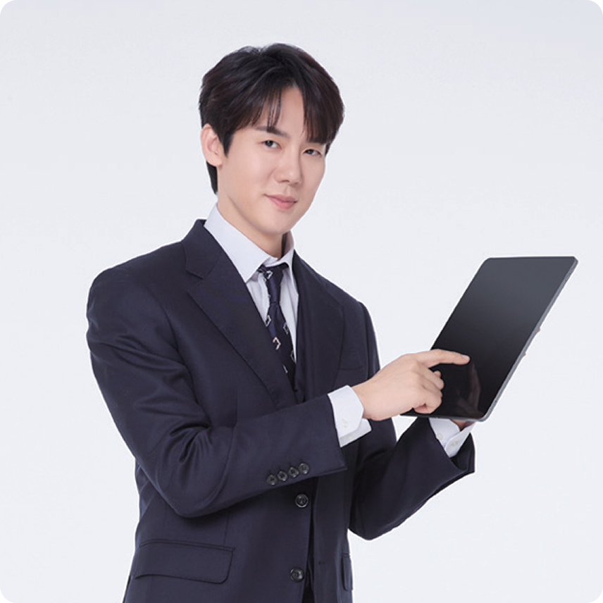 '딱 맞게.' 문구와 함께 모델 유연석이 정장 차림으로 태블릿 PC를 가리키며 전문적인 상담을 진행하는 모습