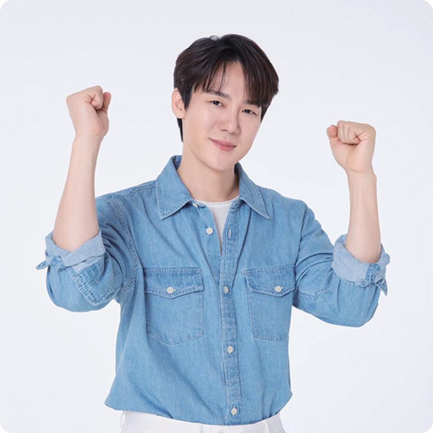 '늘 함께.' 문구와 함께 모델 유연석이 데님 셔츠를 입고 양손으로 파이팅 포즈를 취하며 미소 짓는 모습